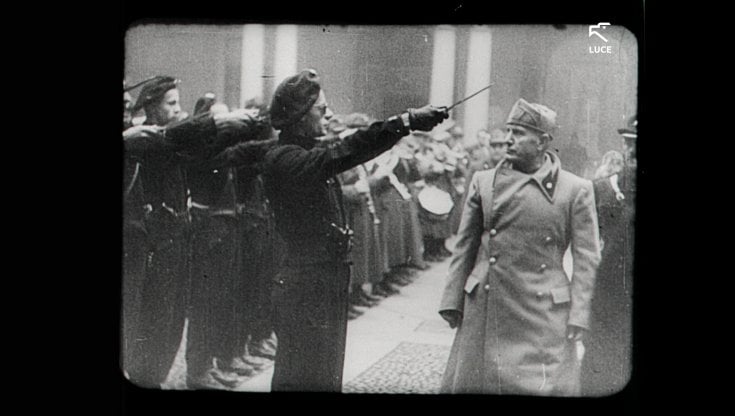 A sinistra un frame del documentario A Noi di Umberto Paradisi del 1923 (I Wonder Pictures)