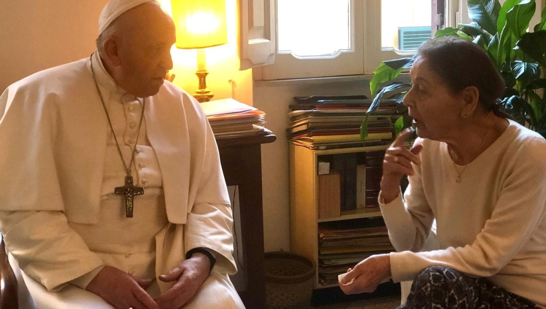Edith Bruck: «A Roma trovai la mia kapò, ma decisi di non denunciarla. Così un soldato tedesco mi salvò la vita ad Auschwitz»