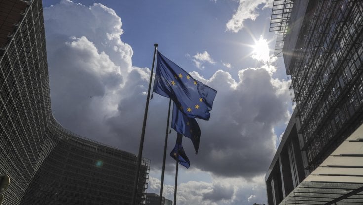Gas, il muro di Scholz sul tetto fa volare il prezzo. Draghi: "Chi dice no provoca la recessione e aiuta la Russia"