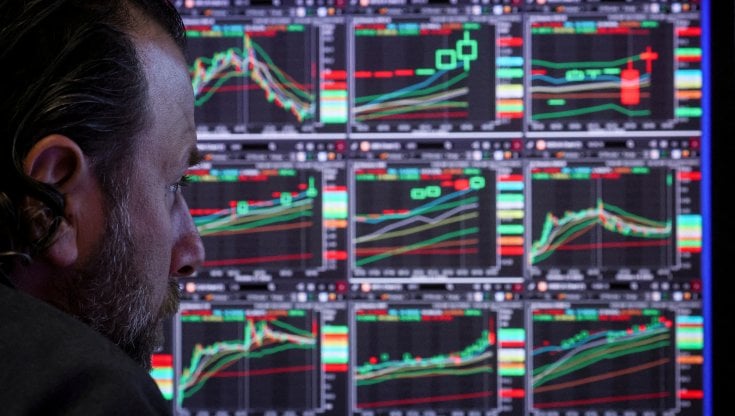 Titoli di Stato, gli investitori esteri hanno scaricato 100 miliardi in 12 mesi. Arriva un nuovo Btp Italia