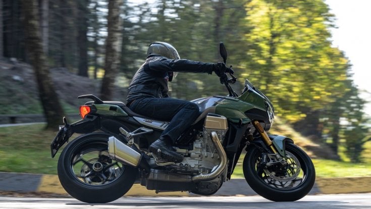 Roadster o 'Turista'? Le due facce della V100 Guzzi Mandello