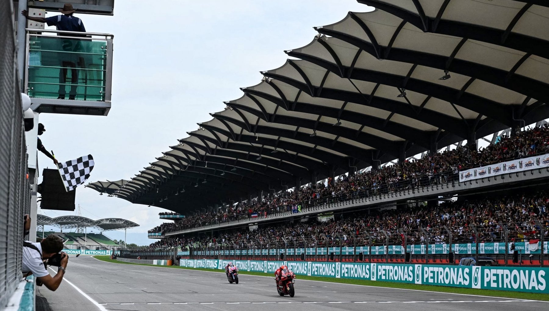 MotoGp, Bagnaia vince in Malesia. Il Mondiale si decide a Valencia - la ...