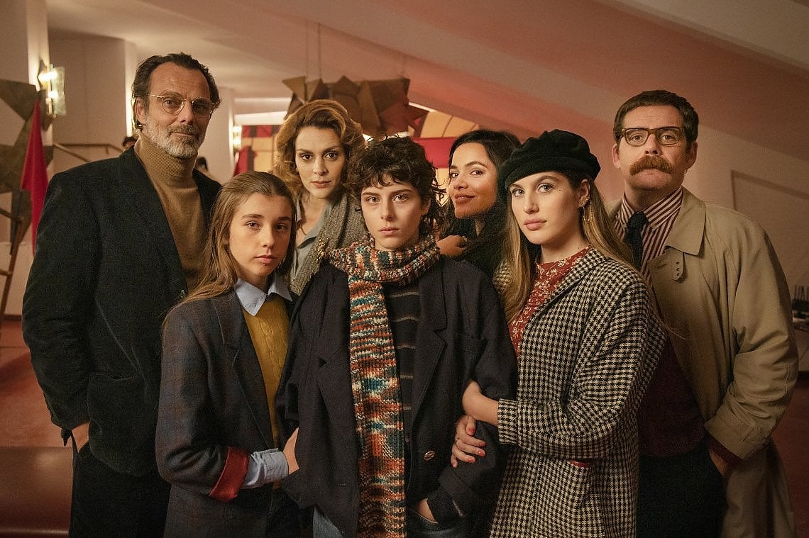 'La vita bugiarda degli adulti', nella foto da sinistra Prima fila: Azzurra Mennella (Ida), Giordana Marengo (Giovanna) e Rossella Gamba (Angela) Seconda fila: Alessandro Preziosi (Andrea), Susy Del Giudice (Margherita), Pina Turco (Nella) e Biagio Forestieri (Mariano)