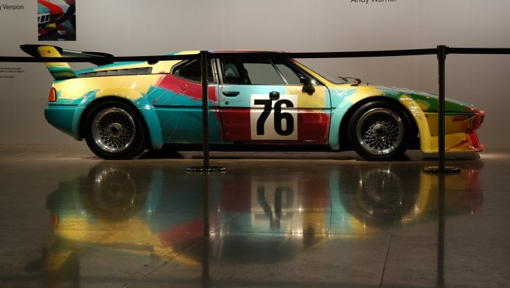 L'auto dipinta da Andy Warhol: in mostra la Bmw M1