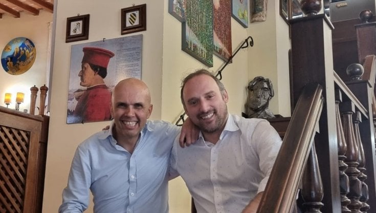 La foto postata su Facebook da&nbsp; Massimo Casoli (a destra) titolare del ristorante Federico da Montefeltro di Gubbio, insieme a Claudio Casagrande, vero nome di 'Biscotto'