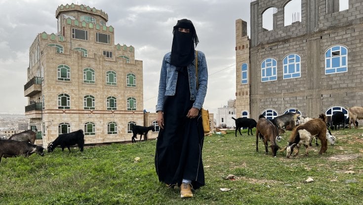 Abeer Baadi, 23 anni, posa con il suo outfit alla moda nel quartiere di Sa&rsquo;uan, a Sana&rsquo;a. Anche in questa zona a lungo considerata per ricchi, oggi la povert&agrave; si fa sentire (Laura Silvia Battaglia)