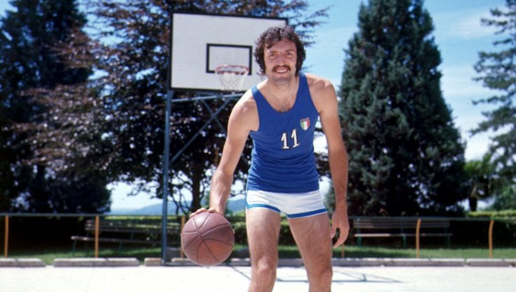 Dino Meneghin, qui con la maglia della Nazionale negli anni 80, &egrave; nato ad Alano di Piave (Belluno) il 18 gennaio 1950 (Alamy / Ipa)