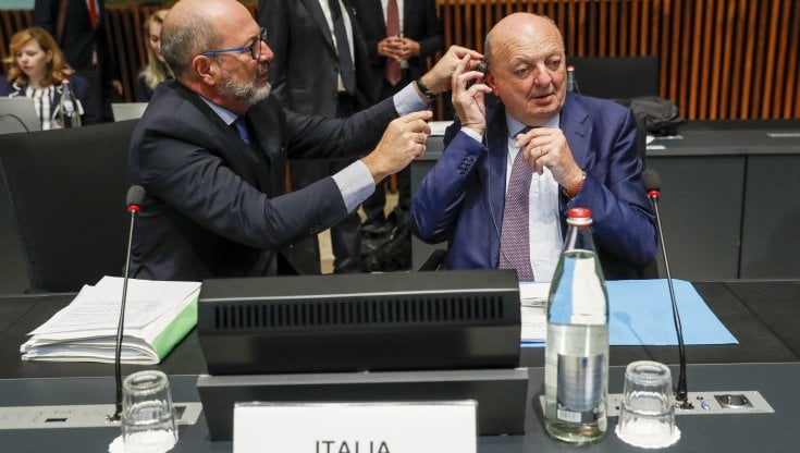Il neo ministro dell'Energia Pichetto Fratin al vertice di Lussemburgo, mentre viene aiutato a indossare l'auricolare