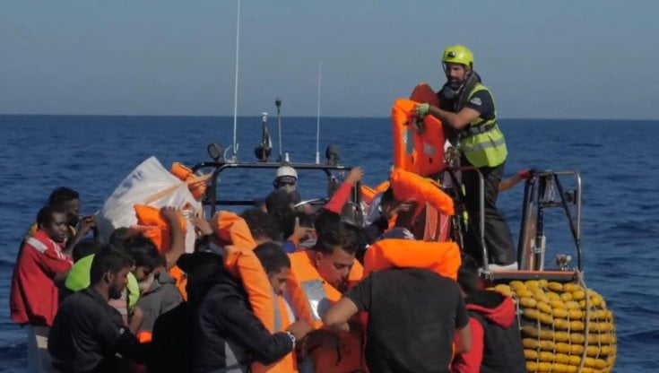 Migranti, 1300 persone soccorse da Guardia costiera e Guardia di finanza. Altre 380 salvate da navi ong