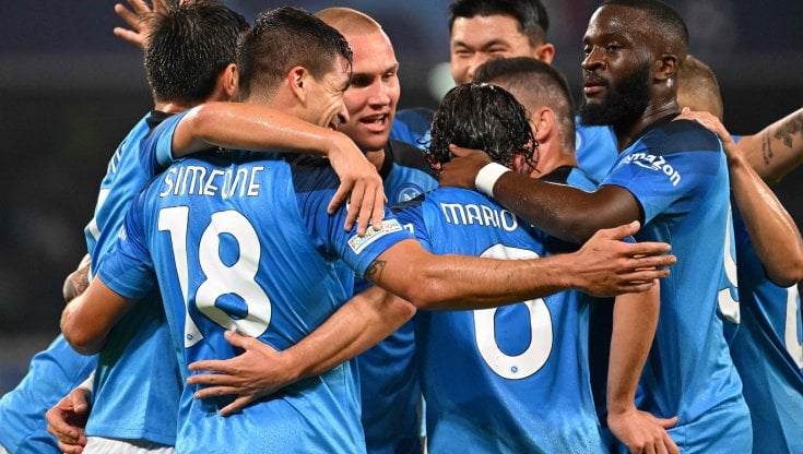 I giocatori del Napoli festeggiano uno dei due gol di Simeone