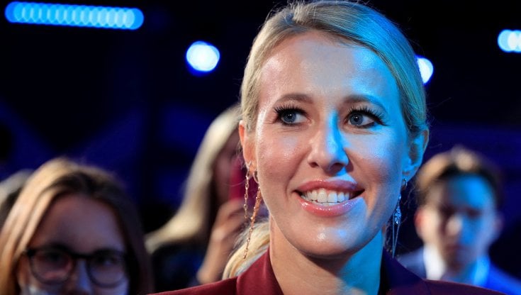 Ksenia Sobchak, la "Paris Hilton" russa, fugge in Lituania: per la "figlioccia di Putin" un mandato d'arresto