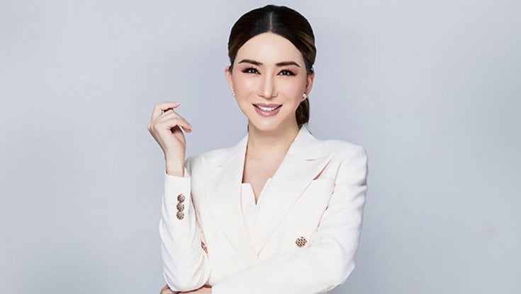 La tycoon transgender thailandese Anne Jkn compra Miss Universo