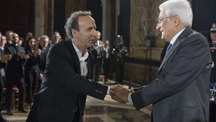 Suona il telefono: è Sergio Mattarella che fa gli auguri di buon compleanno a Roberto Benigni