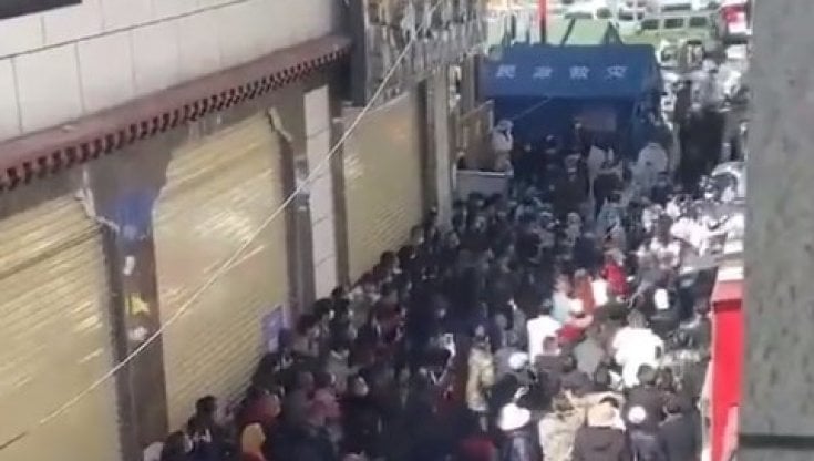 Cina, proteste in Tibet contro le misure anti-Covid: "Fateci tornare a casa"