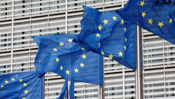 L'Europa conferma lo stop alle auto a benzina e diesel: dal 2035 solo elettriche