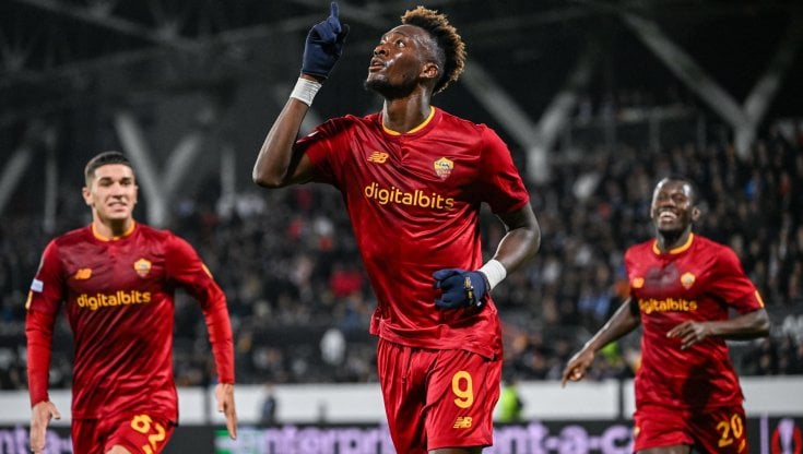 Abraham esulta dopo il gol
