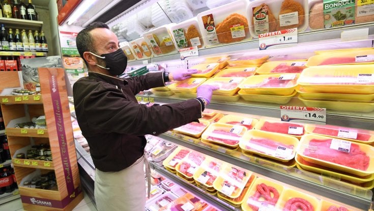 Istat, balzo dell'inflazione a ottobre: +11,9%, al top dal 1984. Accelera ancora il carrello della spesa