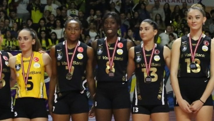 Paola Egonu premiata a fine gara (Instagram vakifbanksk)