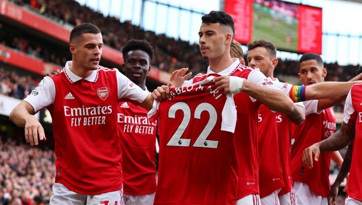 Premier, l'Arsenal risponde al City e si riprende la vetta: 5-0 al Nottingham Forest e omaggio a Pablo Marì. Lo United batte il West Ham