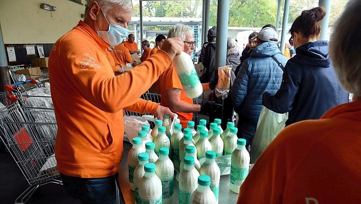 L'associazione Pane Quotidiano di Milano assiste e distribuisce viveri ai poveri