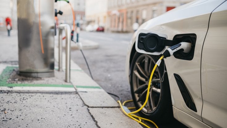Auto elettriche e ibride: da oggi scattano i nuovi incentivi: contributi fino a 7500 euro