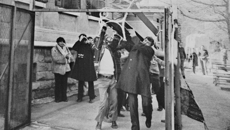 Franco Basaglia e i collaboratori sfondano, con una panca, l&rsquo;ingresso dell&rsquo;ospedale psichiatrico di Trento per farla passare