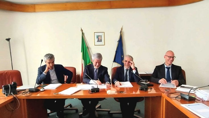 La firma del contratto della Sanit&agrave;. Secondo da sinistra, il presidente dell'Aran Antonio Naddeo