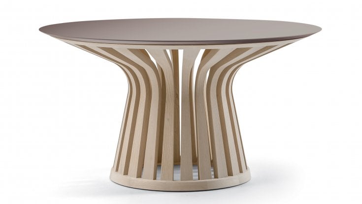LeBeau Wood, variante del tavolo LeBeau di Patrick Jouin, di cui conserva misure e forma, &egrave; interamente in legno, qui di Frassino. Cassina