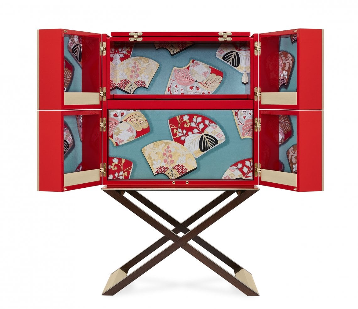Mobile bar Club di Armani/Casa, con interni in seta jacquard
