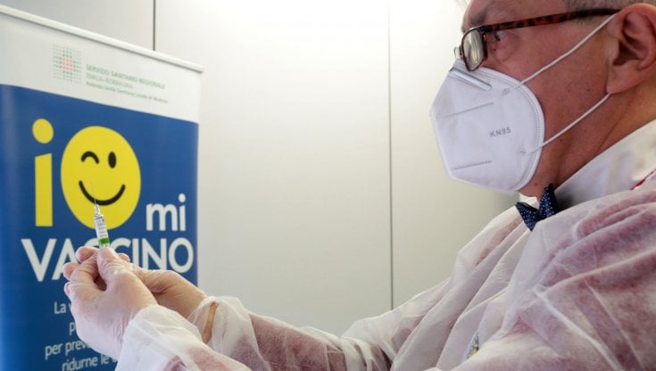 Covid, oltre 15 milioni di vaccini inutilizzati e giù le quarte dosi: "Le decisioni del governo rallentano le somministrazioni" 