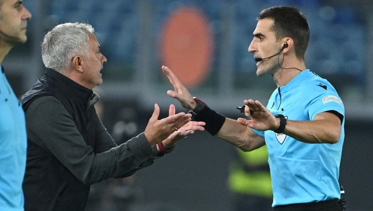 Mourinho parla con l'arbitro durante la partita