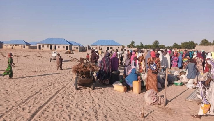 Nigeria, la chiusura dei campi profughi peggiora la sofferenza delle persone sfollate che non hanno cibo e non sanno dove andare 