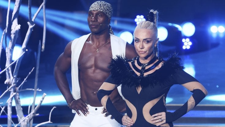 Ballando con le stelle, Paola Barale e il suo ritorno in tv. Età, vita e carriera della  showgirl