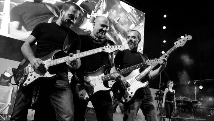 Fabrizio Sciannameo, primo a destra, in concerto a Genova con la band di Mark Hanna (al centro)