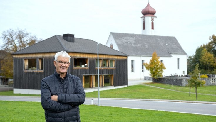 L'ex sindaco di Krumbach, Arnold Hirschb&uuml;ehl, davanti all'edificio pubblico del suo paese