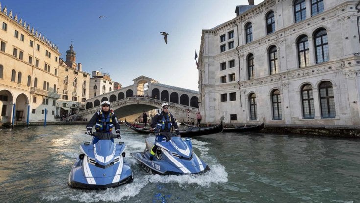 Il calendario della polizia 2023: le foto scelte da Berengo Gardin 