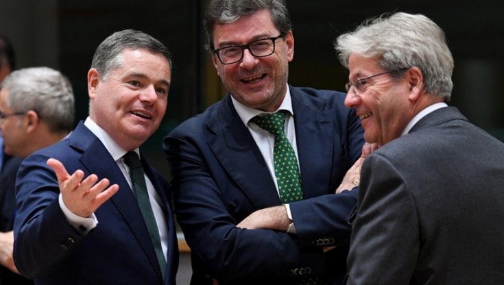 Il ministro dell'Economia Giancarlo Giorgetti con il presidente dell&rsquo;Eurogruppo Donohoe e il Commissario agli Affari economici Gentiloni