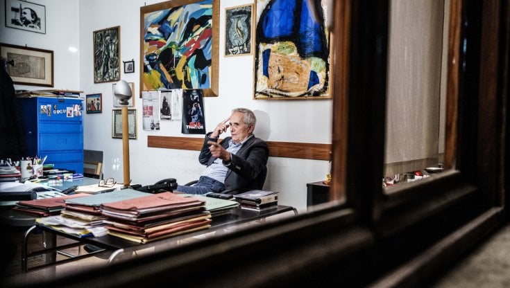 Marco Bellocchio (83 anni) alla scrivania del suo studio di Roma durante l&rsquo;intervista con il Venerd&igrave; (Luigi Narici / Agf)