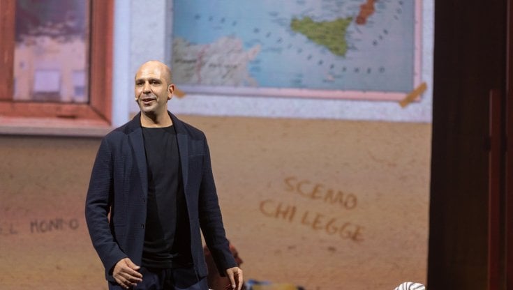 Checco Zalone si trasforma in Putin: al via il tour Amore+Iva, pubblico in delirio
