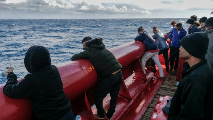 La nave Ocean Viking accolta in Francia. Macron: "Ma dall'Italia atti inaccettabili"