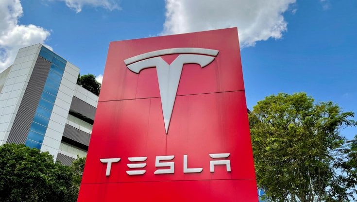 Tesla, Musk vende azioni per 4 miliardi di dollari dopo la scalata a Twitter