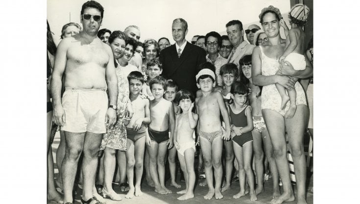 Aldo Moro nel 1971&nbsp;in visita a uno stabilimento balneare&nbsp;di Maccarese (Roma) (Centro documentazione archivio Flamigni, fondo Aldo Moro, fotografie)