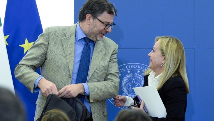 Il ministro dell'Economia, Giorgetti, con la premier Meloni