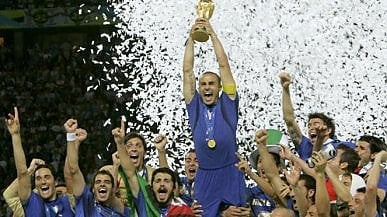 Italia campione del mondo nel 2006. L'eroe per caso Grosso e Cannavaro con la coppa al cielo