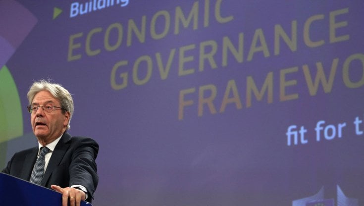 Ue, la Commissione taglia la crescita: +0,3% nel 2023. Il governo: "Ma noi puntiamo allo 0,6%"