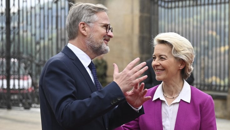 Petr Fiala, il primo ministro ceco, con Ursula von der Leyen, presidente della Commissione europea