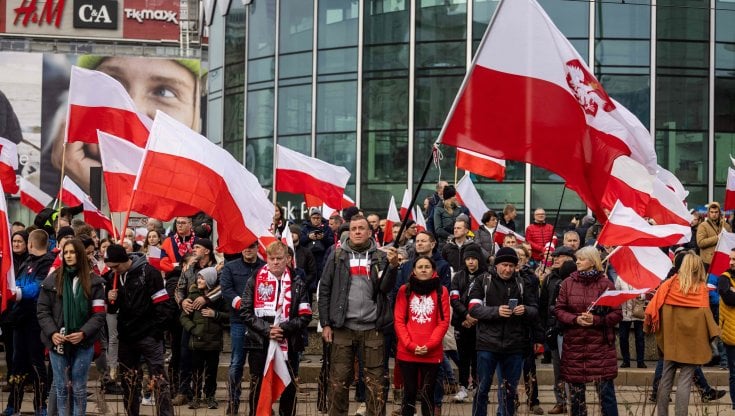 Un gruppo di nazionalisti celebra il giorno dell'Indipendenza a Varsavia