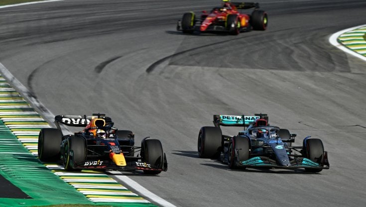 Formula uno, Russell vince la sprint race e si prende la pole nel Gp Brasile. Sainz secondo ma partirà settimo - la Repubblica