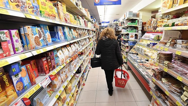 Nessuna spinta per i salari che restano al palo: il caro prezzi li eroderà ancora
