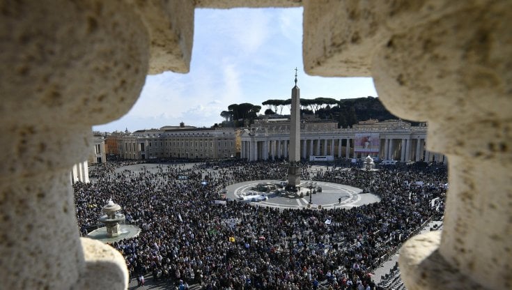 Citt&agrave; del Vaticano, fedeli in piazza San Pietro